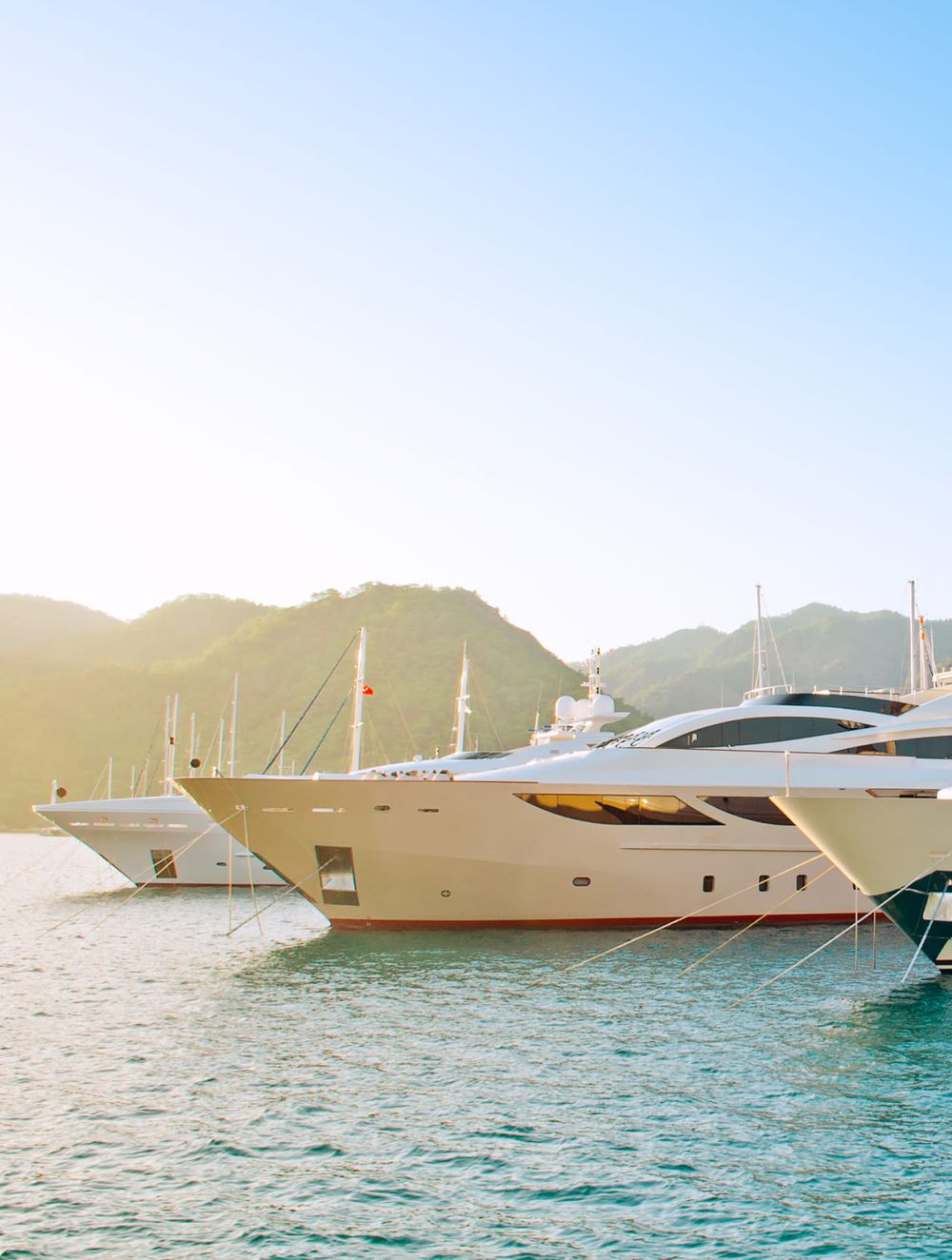 Verschiedene Boote stehen an einem Hafen