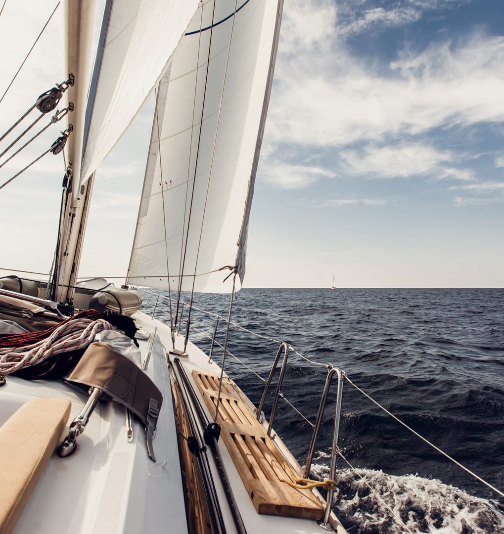 Blick auf den Bug eines Segelboots auf dem Ozean