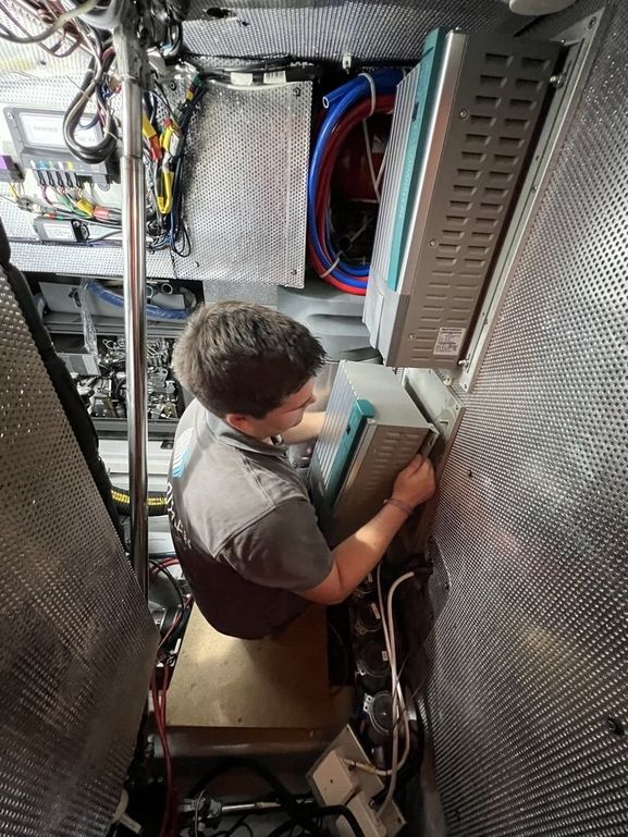 Junger Mann arbeitet an Elektronik